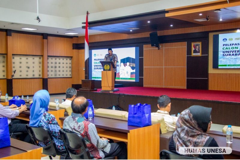 Ketua MWA memberikan penguatan mengenai makna dan hikmah ibadah haji dalam acara pelepasan CJH Unesa.