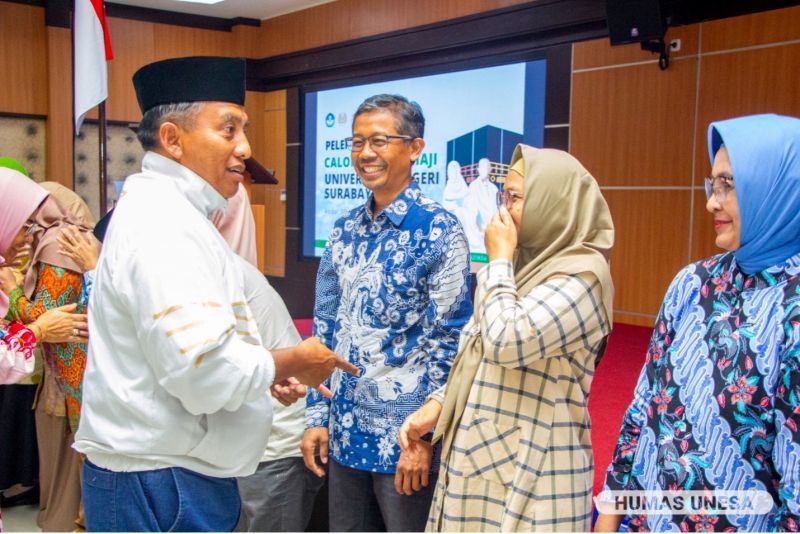 Jajaran pimpinan dan civitas yang akan ke tanah suci bersalam-salaman, dan bermaaf-maafan. Semoga ibadah haji berdampak pada peningkatan spiritual dan kinerja civitas Unesa.