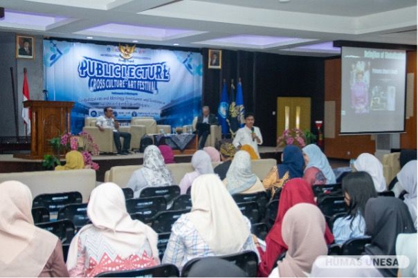 Kuliah tamu ini merupakan kegiatan kolaborasi Prodi PPKn dan HI Unesa dengan Unisza Malaysia yang dihadiri ratusan mahasiswa dari dua kampus tersebut.