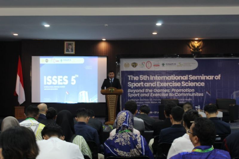 Presiden AUSC menyampaikan materi dalam ISSES ke-5 yang diselenggarakan di Fakultas Ilmu Keolahragaan dan Kesehatan (FIKK) UNESA