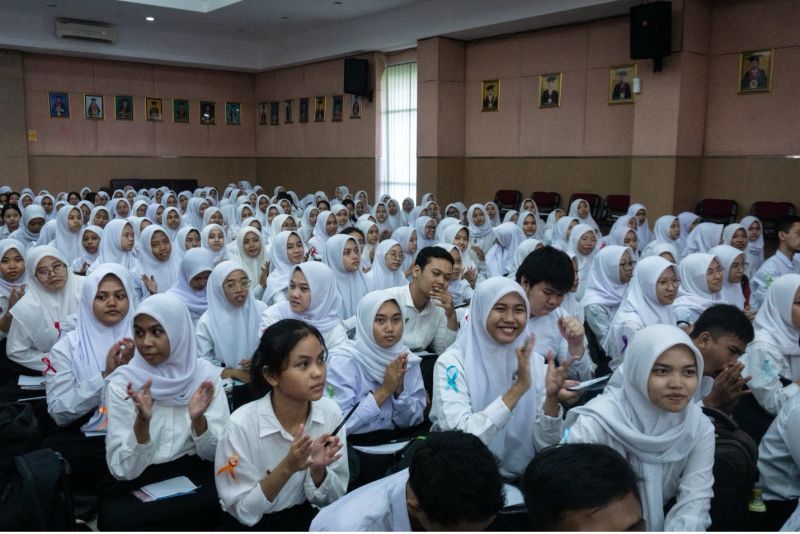 Mahasiswa Baru FMIPA mengikuti serangkaian PKKMB di fakultasnya.