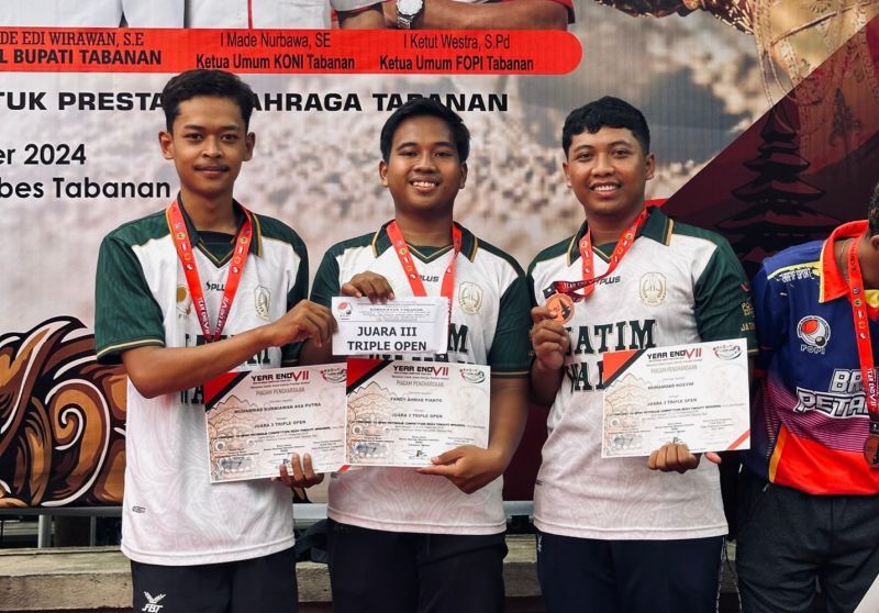 Tim Unesa menunjukkan penghargaan yang mereka dapatkan dalam Kejuaraan Nasional Petanque.