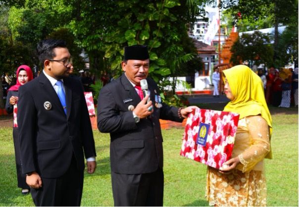 Ketua Harian IKA Unesa, Marhaen Djumadi menyerahkan bantuan berupa sepeda motor dan sepeda listrik kepada guru yang sudah lama mengabdi untuk negeri.