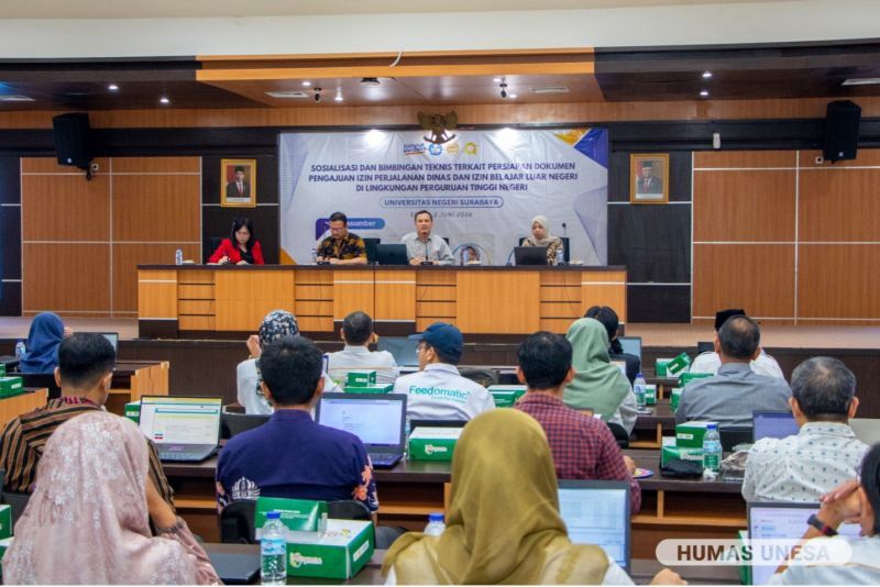 Koordinator Substansi Kerja Sama dan Humas Kemendikbudristek Yayat Hendayana (dua dari kanan) memberikan penguatan seputar PDLN guna mendorong internasionalisasi UNESA.