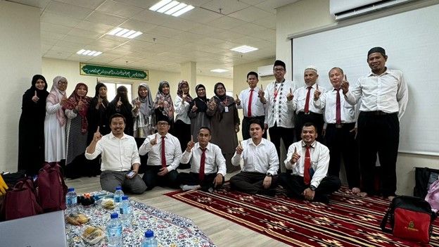 Tim PKM FMIPA UNESA bersama para pengurus dan guru Sekolah Indonesia Makkah.