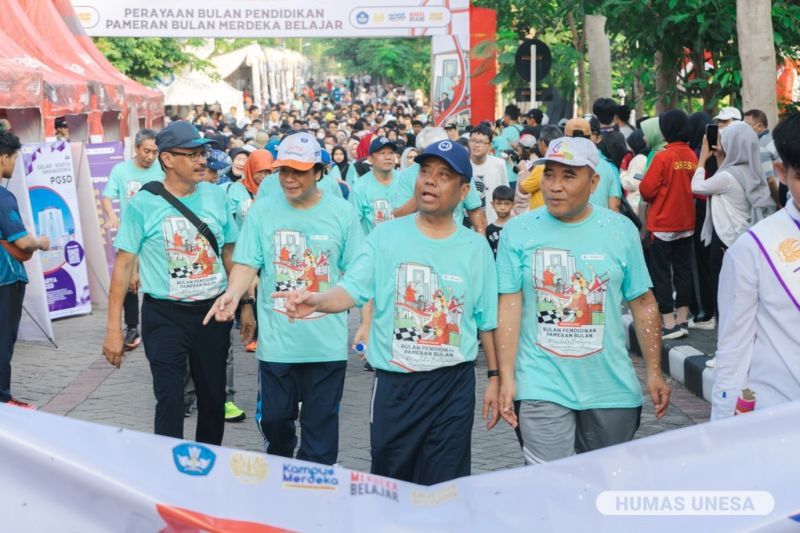 Pimpinan UNESA memimpin jalan sehat bersama yang diikuti seluruh keluarga besar kampus bermoto "Growing with Character".