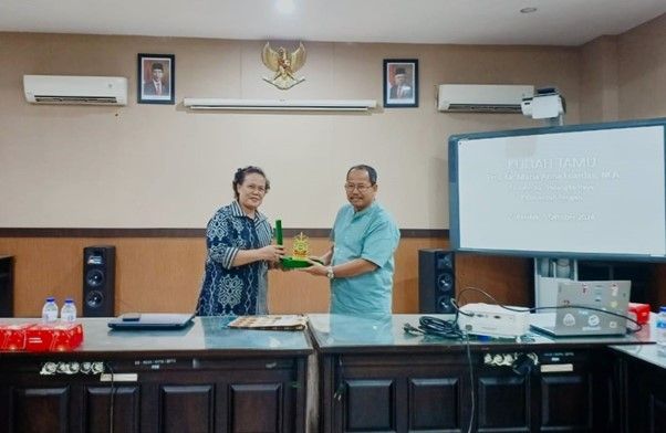 Koorprodi S-1 Sastra Indonesia menyerahkan cinderamata kepada Prof. Maria Arina Luardini sebagai tanda terima kasih atas kesediaannya hadir memberi kuliah di UNESA.