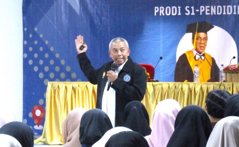 Dua guru besar Fakultas Bahasa dan Seni (FBS) Unesa menjadi narasumber dalam kuliah umum Prodi S-1 PBSI. Keduanya membekali mahasiswa seputar intervensi bahasa, penggunaan AI dan riset-riset bidang kebahasaan yang bisa dilakukan mahasiswa maupun dosen.