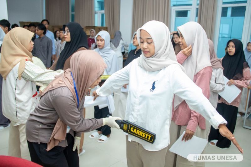 Pemeriksaan ketat dilakukan kepada semua peserta tes. Ada pemeriksaan metal detector, pemeriksaan manual, dan pemeriksaan indentitas atau verifikasi data peserta.
