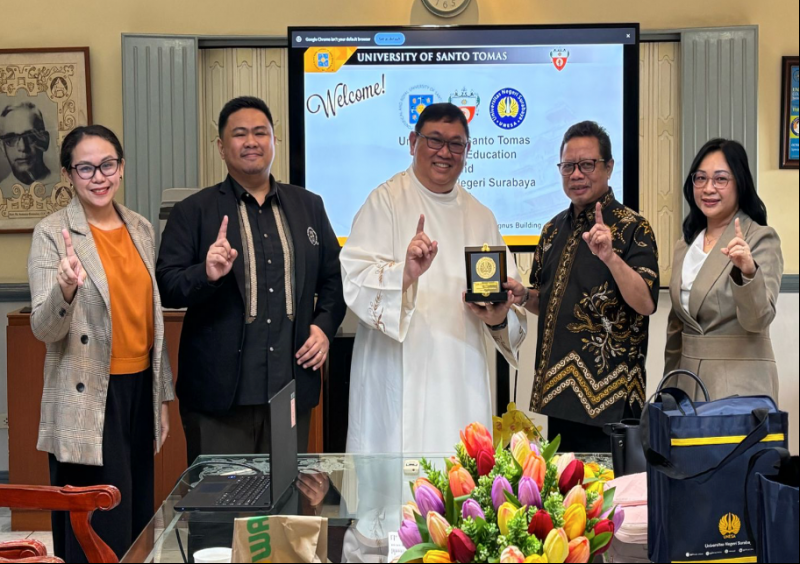 Delegasi Unesa bersama Romo Pendeta, Dekan Fakultas Ilmu Pendidikan, University of Santo Tomas (UST) Filipina.