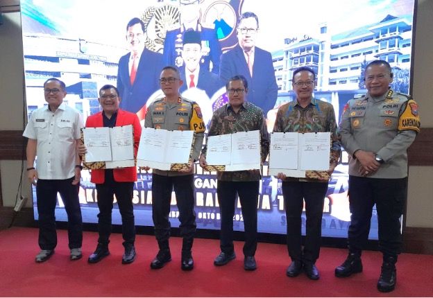 Wakil Rektor IV UNESA (dua dari kanan), pimpinan UMM dan Untag bersama Kapolda Jatim dan jajarannya usai penandatanganan MoU.