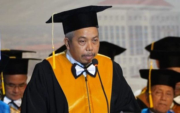 Prof. Dr. Suhartono, M.Pd, Guru Besar bidang Pragmatik Universitas Negeri Surabaya saat menyampaikan orasi ilmiah pengukuhan Guru Besar Unesa, 22 Desember 2024 di Graha Unesa.