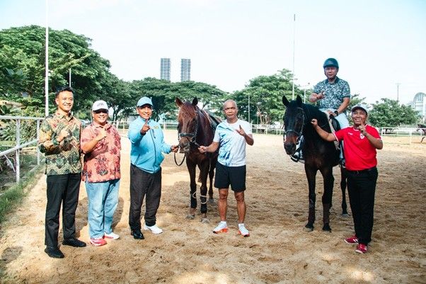 Rektor Unesa, Cak Hasan yang didampingi Wakil Rektor II dan Wakil Rektor IV Unesa dan jajarannya mengajak Jamintel Kejagung RI, Reda Manthovani menjajaki olahraga berkuda.