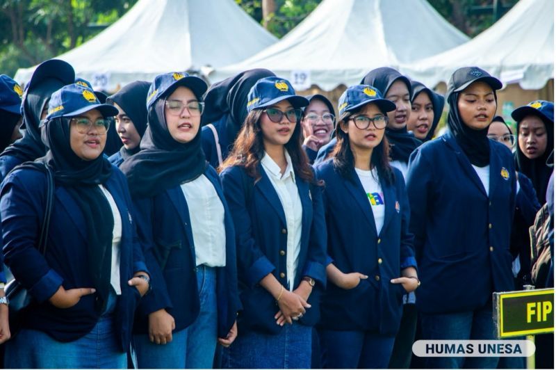 Ribuan mahasiswa mengikuti upacara pelepasan program mobilitas akademik Unesa. Mereka siap melaksanakan yang terbaik dan berdampak bagi masyarakat.