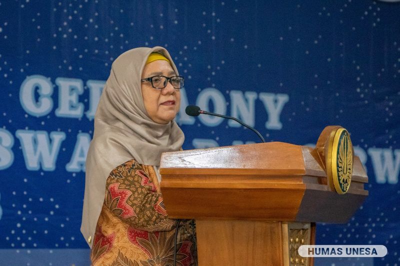 Wakil Dekan II FBS, Dr Heny Subandiyah, M.Hum. memberikan rambutan salami closing ceremony program BIPA Unesa.