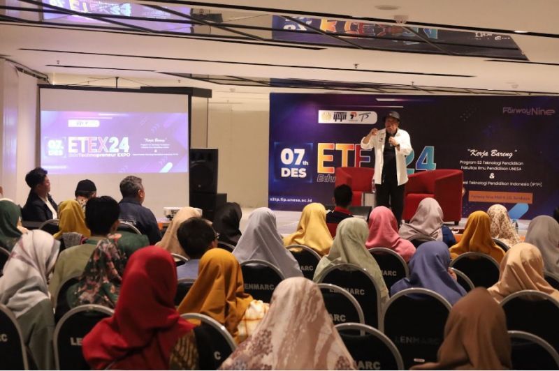 Koorprodi S-2 Teknologi Pendidikan, Andi Mariono memberikan penguatan dan menekankan pentingnya guru beradaptasi dengan menguasai teknologi digital.