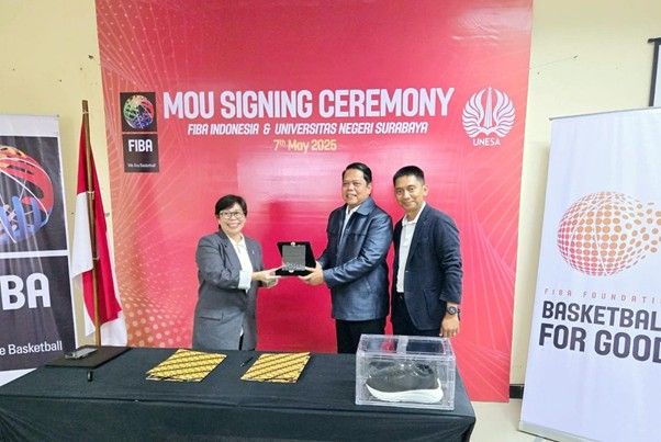 Penandatanganan nota kesepahaman kerja sama antara Wakil Rektor 3 Unesa, Bambang Sigit Widodo; dan Country Manager FIBA Indonesia, Rufiana, yang disaksikan Direktur Unesa Sains Center, Mochamad Purnomo.