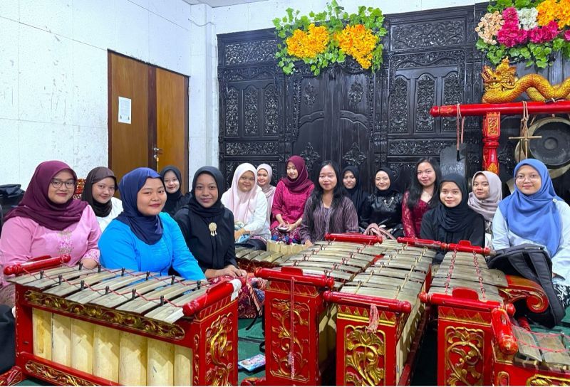 LESTARI: Pesona mahasiswa PBSJ Unesa dengan busana adat Jawa yang memukau.