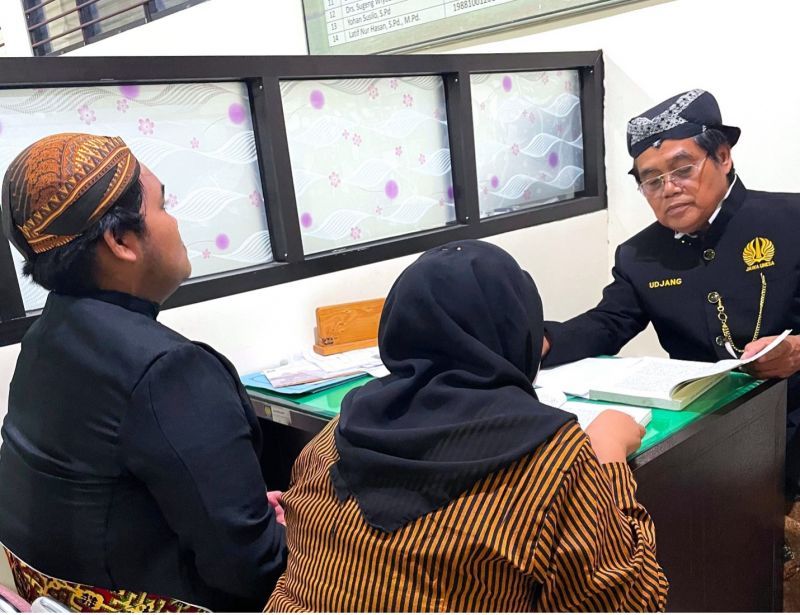 Busana adat Jawa mewarnai kegiatan konsultasi atau bimbingan mahasiswa dan dosennya.