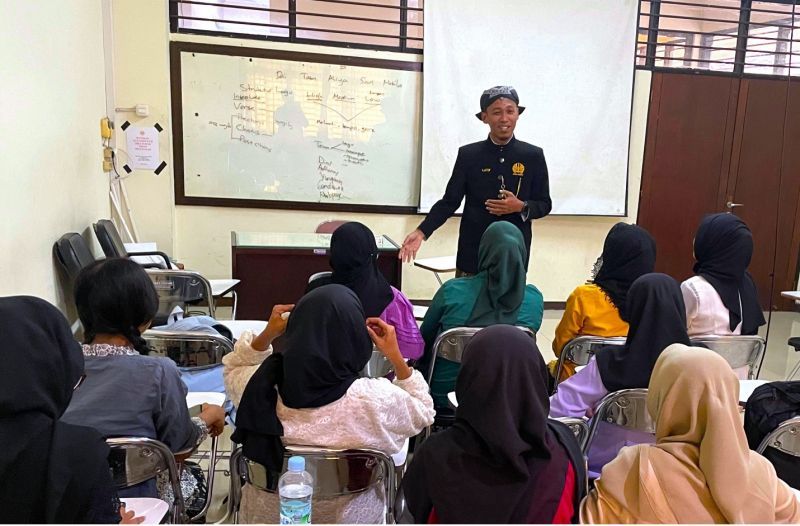 Suasana kegiatan pembelajaran mahasiswa PBSJ Unesa dengan busana adat Jawa yang khas.