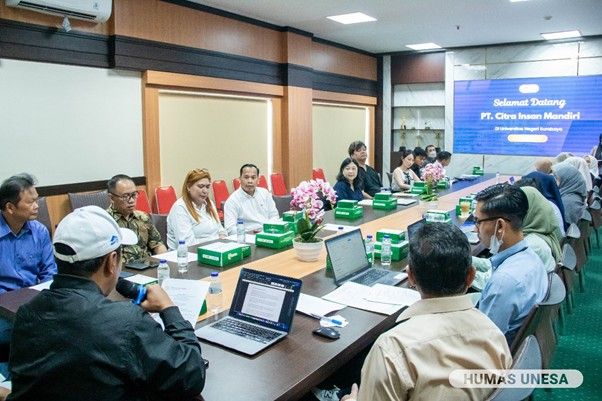 Wakil Rektor IV Unesa, Dwi Cahyo Kartiko dan jajarannya menyambut kunjungan PT Citra Insan Mandiri di Ruang Rapat 804 Rektorat.