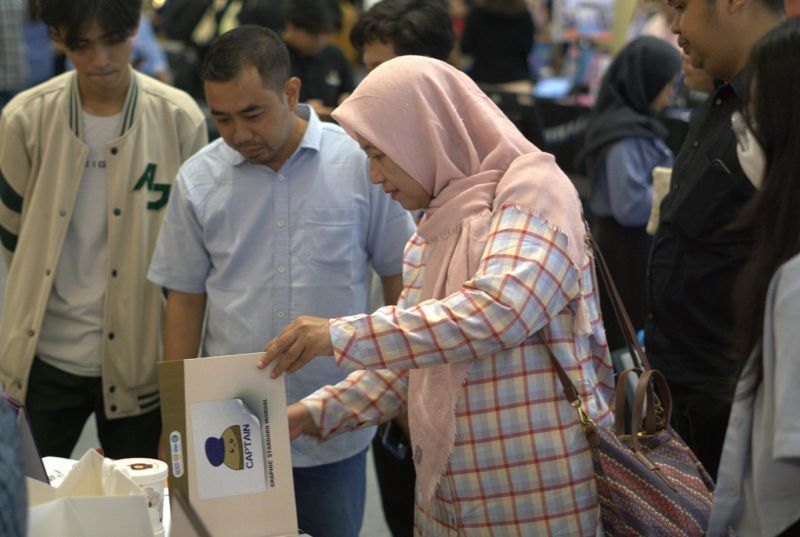 Dekan Fisipol didampingi Koorprodi dan dosen Ilmu Komunikasi menjajaki satu persatu booth pameran karya mahasiswa.