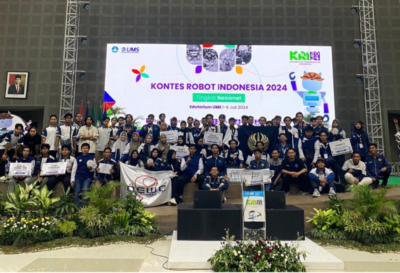 Tim Robotic UNESA dalam Kontes Robot Indonesia (KRI) 2024 tingkat nasional di Universitas Muhammadiyah Surakarta.