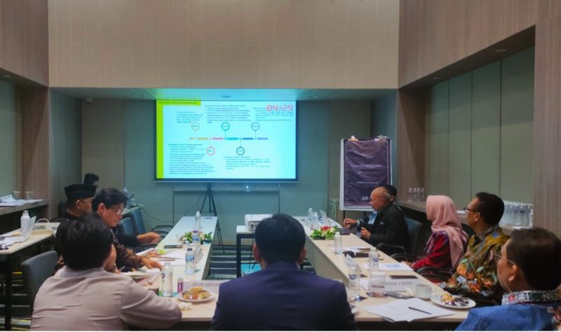 Delegasi UNESA bersama dua delegasi lembaga publik lainnya mempresentasikan program, strategi, dan inovasi aspek keterbukaan informasi publik di hadapan tim penilai dan tim Komisi Informasi Pusat (KIP) Republik Indonesia.