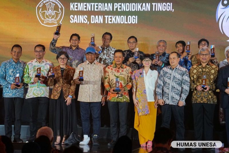 Rektor UNESA Cak Hasan (empat dari kiri) dan sejumlah penerima penghargaan lainnya pose bersama Wamendiktisaintek Stella Christie, dan jajaranya usai awarding.