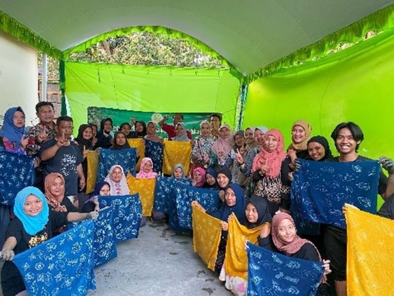 Tim dosen Unesa dan pengrajin kain tradisional menunjukkan karya yang menjadi identitas sekaligus penggerak ekonomi masyarakat Desa Macanan, Kecamatan Loceret, Kabupaten Nganjuk.