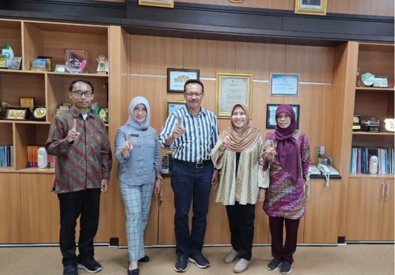 Dr. Martadi, M.Sn., Wakil Rektor IV Bidang Perencanaan, Pengembangan, Kerja Sama, dan Teknologi Informasi dan Komunikasi UNESA bersama tim Bidang Pendidikan SMP Dinas Pendidikan Surabaya dan Pusat Literasi UNESA usai pertemuan. 