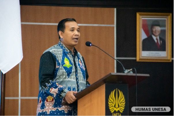 Direktur Mawal Unesa menyampaikan dukungan dan harapan lembaga terhadap penerima beasiswa.