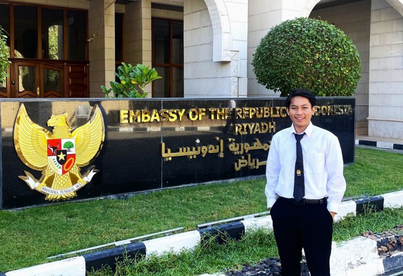 Muhammad Badar Haula Abdi, mahasiswa D-4 Manajemen Informatika, Fakultas Vokasi, Universitas Negeri Surabaya (Unesa) belajar diplomatik di KBRI Riyard. Kesempatan magang di sana memberikan banyak pengalaman berharga baginya.