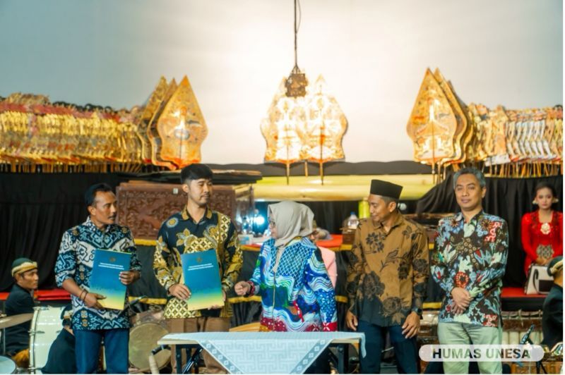 Penandatanganan kerja sama antara Unesa, Unindra, dan TVRI Jatim di sela-sela pagelaran wayang kulit.