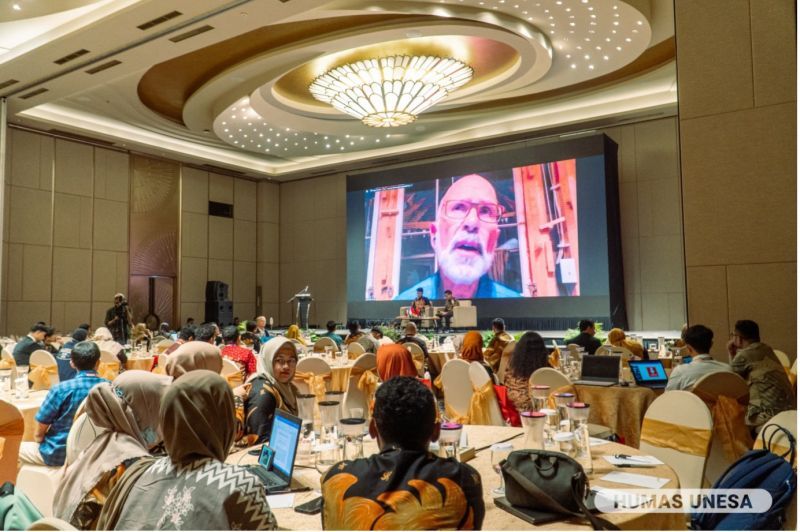 Prof Peter Furth, dari Universitas Northeastern Amerika Serikat, menyampaikan materi dalam konferensi internasional perdana Fakultas Vokasi UNESA yang dihadiri 150 peserta, pemakala dari berbagai negara.