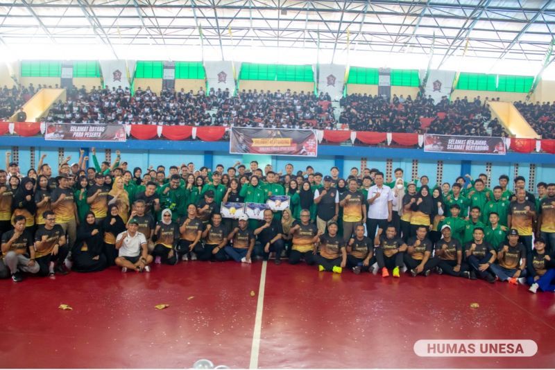 Rektor UNESA, Ketua KONI Jatim bersama para dosen, mahasiswa dan atlet berprestasi selingkung UNESA.