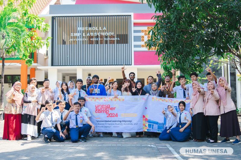 Siswa dan guru Labschool UNESA bersama sejumlah mahasiswa asing program Summer Camp UNESA 2024