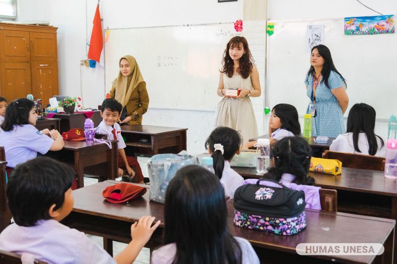 Siswa Labschool UNESA berdiskusi hal-hal sederhana dengan mahasiswa sing