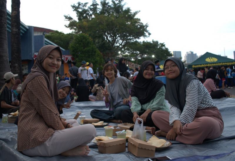 Mahasiswa kampus Rumah Para Juara ngabuburit bareng teman-temannya di halaman depan gerbang utama UNESA 