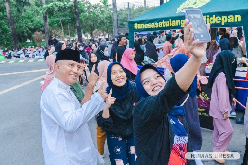 Rektor UNESA Cak Hasan swafoto bersama mahasiswa saat agenda bagi takjil 