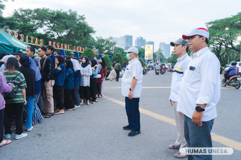 Wakil Rektor 2 UNESA dan jajarannya memantau kegiatan pembagian takjil 