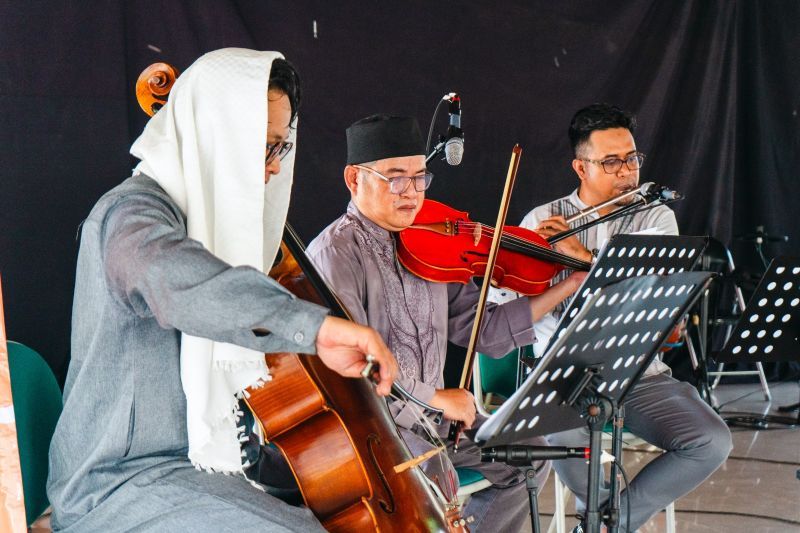 Dosen Prodi S1 Musik FBS persembahkan performa musik di hadapan mahasiswa UNESA.