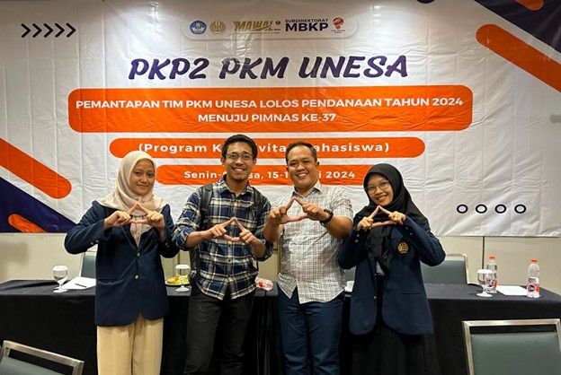 Mahasiswa tim PKM-K Aeris Cincau UNESA bersama dosen pembimbing.