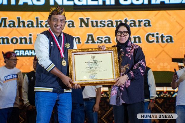 Mensos RI Tri Rismaharini menghadiri PKKMB UNESA dan memotivasi belasan ribu garda UNESA.