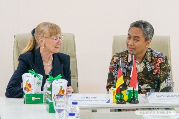Dubes Jerman untuk Indonesia Ina Lepel dan Dekan FBS Syafi’ul Anam juga membahas penguatan bidang akademik dan non-akademik dua prodi bahasa Jerman di UNESA.