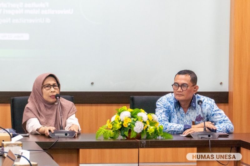 Direktur Transformasi Pendidikan dan Teknologi Pembelajaran UNESA, Prof. Dr. Fida Rachmadiarti, M.Kes., (kiri) juga menyampaikan terkait terobosan kurikulum sebagai milestone UNESA menuju world class university.