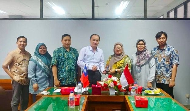 Delegasi National Taiwan University of Science and Technology (NTUST) dan jajaran tim dekanat FMIPA UNESA. Kedua pihak membahas program kerja sama, termasuk riset kolaborasi dan pertukaran untuk mahasiswa dan dosen. 