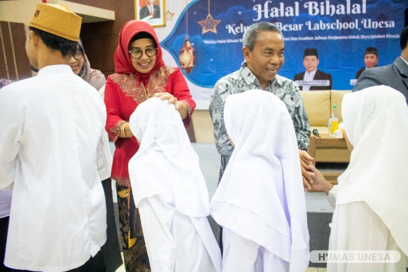 Direktur Labschool dan Ketua Yayasan Labschool UNESA bersama seluruh keluarga besar Labschool UNESA berjabat tangan dan saling memohon maaf lahir batin dalam halalbihalal