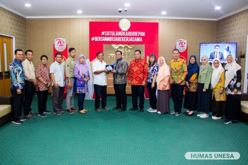 Tim UNESA dan Untan serah terima cinderamata usai diskusi.