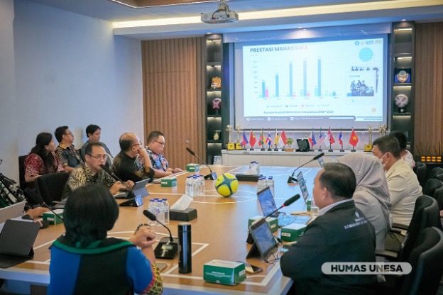 Pimpinan UNESA dan UKSW bahas berbagai aspek pengembangan bidang olahraga, termasuk prestasi dan capaian membanggakan yang ditorehkan di berbagai kompetisi nasional dan internasional.